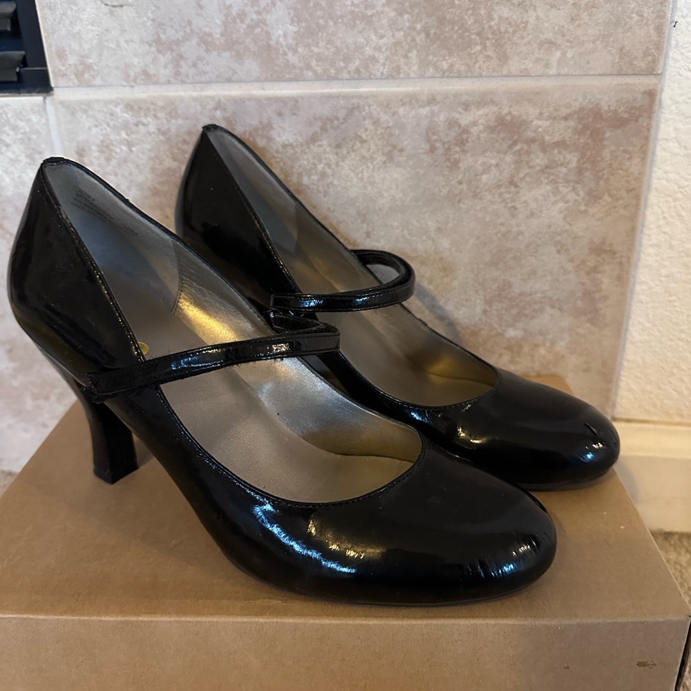 Black heels size 10